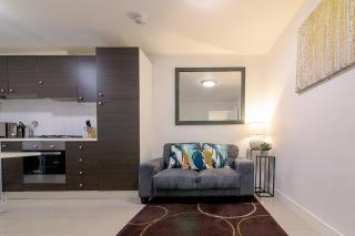 2 bedroom Large Town Centre Apartment FREE Parking - 1