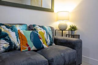 2 bedroom Large Town Centre Apartment FREE Parking - 4