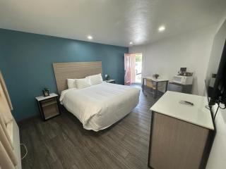 Town and Country Inn - 8