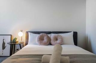 Chic Cosy 2BR Retreat with Rooftop Spa BBQ - 3
