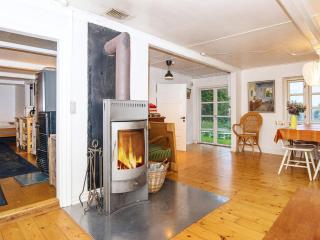 Lakeside Holiday Home with Forest - 2