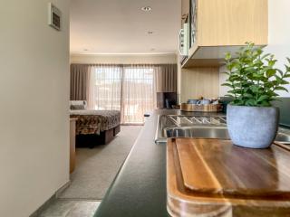 Greenlane Manor Motel - 5