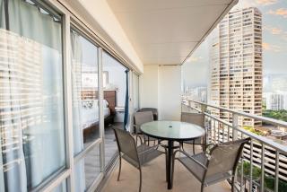 Waikiki Condo - FREE Parking, King Bed! - 1