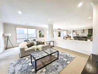 Modern Golfside Retreat - 4