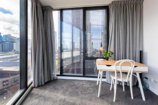 Southbank City Skyline View Free Parking and Pool - 1