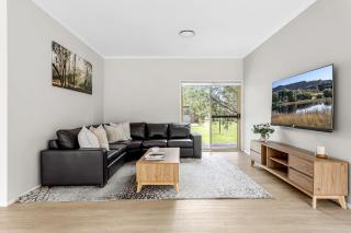 Home among the Gum Trees" - 10 mins to Vincentia - 3