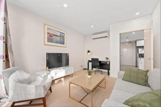 Spacious 3-Bedroom Apartment with Lifestyle Amenities Lyneham - 9