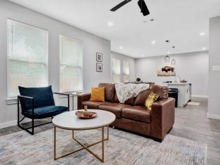 Perry Ave Penthouse 5 Mins to DWTN WiFi Grill Family Games Professionally Managed By Stay Albatross - 1
