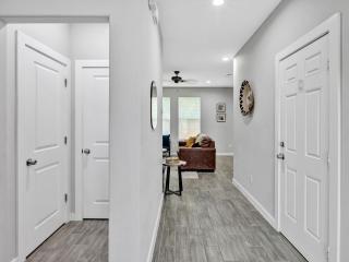 Perry Ave Penthouse 5 Mins to DWTN WiFi Grill Family Games Professionally Managed By Stay Albatross - 3