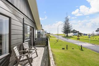 Reserve View Retreat - Waihi Beach Holiday Home - 0
