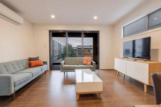 Modern Family Retreat in Point Cook and Free Parking - 0