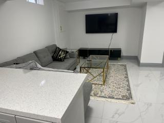 Modern 1-Bedroom Plus DenApartment in Markham with Free Parking - 0