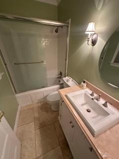 Private room with private bathroom in house - Mini Mansion - 2