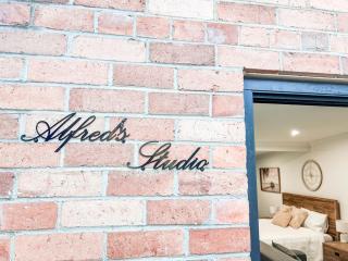 Lakeside Bliss, Perfect Location Guesthouse - 4