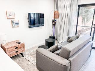 Lakeside Bliss, Perfect Location Guesthouse - 2