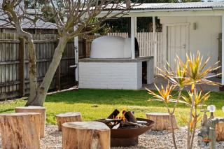 Huge fully fenced backyard for kids and pets - 9