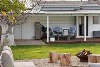 Huge fully fenced backyard for kids and pets - 7