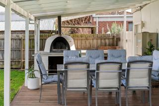 Huge fully fenced backyard for kids and pets - 5
