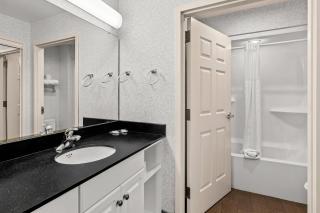 MainStay Suites Roanoke Airport - 1