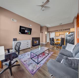 1Br in Heart of Downtown, Sauna, Prime Location - 2