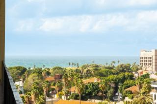 Specelter Views with a Pool Neve Tesedek - 1