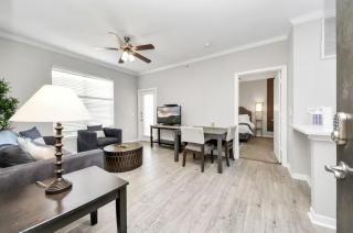 Modern 1BR Retreat Open Layout, Workspace, Views - 2