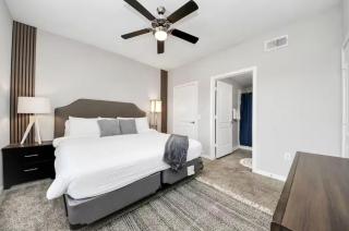 Modern 1BR Retreat Open Layout, Workspace, Views - 5