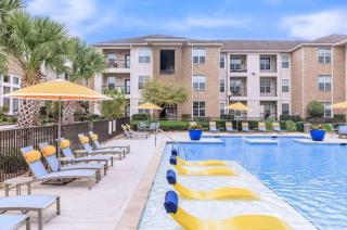 Modern 1BR Retreat Open Layout, Workspace, Views - 6