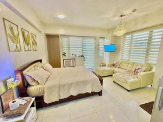 Chic Unit with Balcony - Free wifi & netflix across Naia Terminal 3 Airport - 2