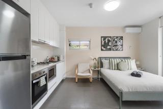 13B Lovely 12 Mins Walk Train STA Bankstown Abnb-Style StudioApt - 2