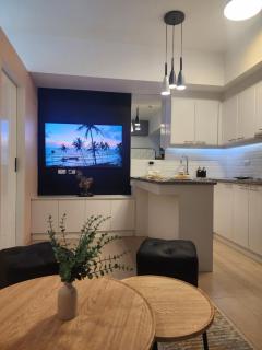 Modern Bright Cozy Stylish 1BR Venice BGC Balcony - 9