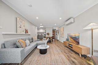 Stylish Townhouse with Private Courtyard - 4