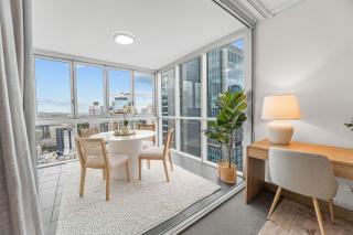 Stylish CBD Retreat w Resort Amenities Housemark Escapes - 3