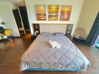 Chic Ha Long Studio Bay, City & Mountain Views - 7