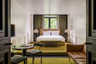 Roomers Munich, Autograph Collection - 0