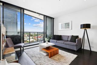 Chic 1-Bedroom Apartment with Pool and Gym - 0