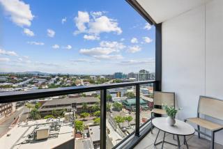 Chic 1-Bedroom Apartment with Pool and Gym - 5