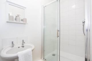 Modern 3 Bedroom Home with Parking in Southend - 4