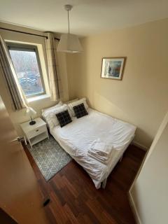 Modern City Centre Apartment with Canal Views - 8