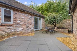 Chichester Courtyard Cottage - 4