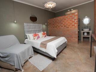 Tsumeb Theater Guesthouse - 1