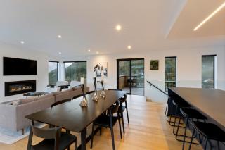 Remarkable Lakeview Escape - 7