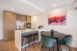 High-Rise Balcony Unit with City Views Gym Pool - 9