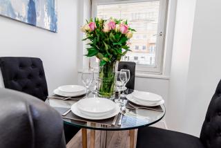 Upgraded 4 Beds Level Access Lifts 2 Bath Parking - Basingstoke - 4