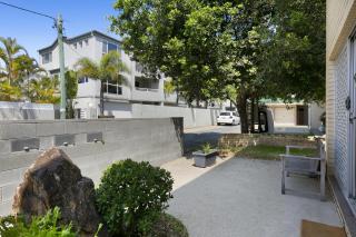 Ground Floor 2-Bed Mermaid Beach Pad with Parking - 9