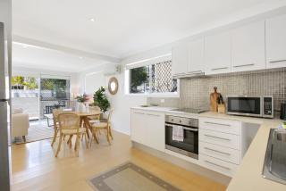 Ground Floor 2-Bed Mermaid Beach Pad with Parking - 8