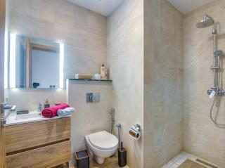 Cosy Central beach home with swimming pool - 5