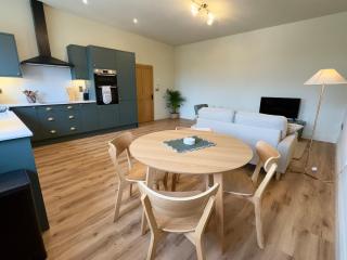 Spacious & stylish riverside apartment in Ross on Wye - 8