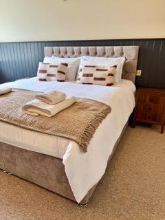 Spacious & stylish riverside apartment in Ross on Wye - 5