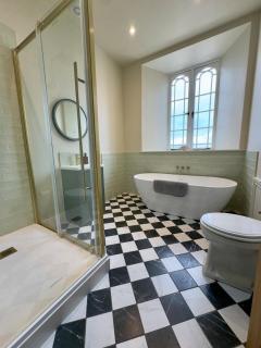 Spacious & stylish riverside apartment in Ross on Wye - 2